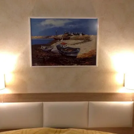 Socrates And 4* Тигаки