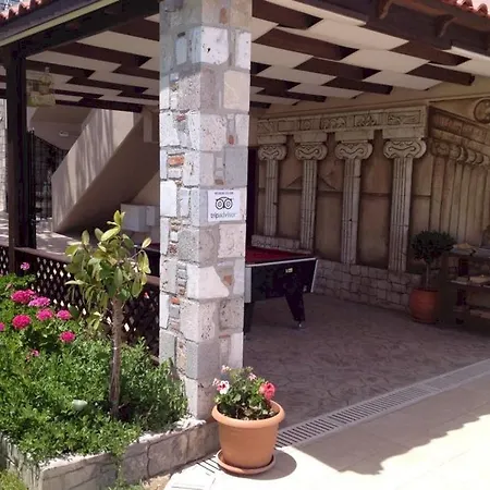 Socrates And 4* Τιγκάκι